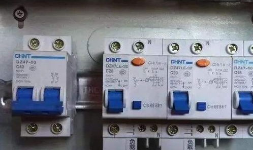 漏電開(kāi)關(guān)與空氣開(kāi)關(guān) 老電工也需明辨的配電安全核心